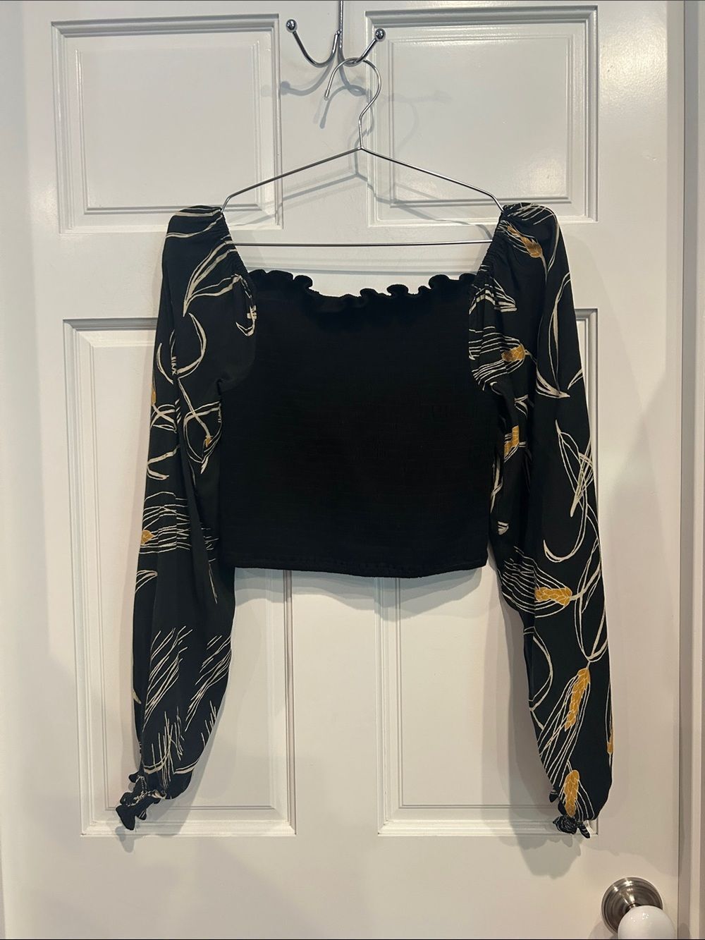 The Odell’s black runched top with puffy sleeves small